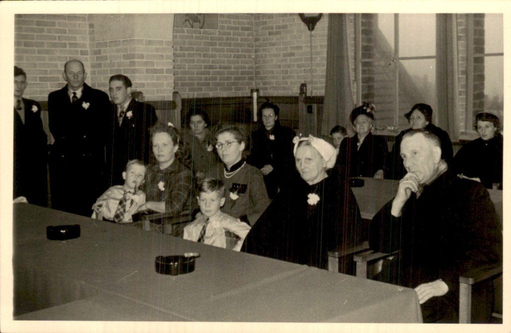 Familiegroep - Ceremonie in zaaltje, Ophalen of Verzenden, 1940 tot 1960, Gelopen, Noord-Brabant
