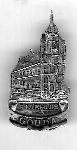 Stadhuis Gouda zilverkleurig broche ( U_047), Verzenden, Nieuw, Stad of Land, Speldje of Pin