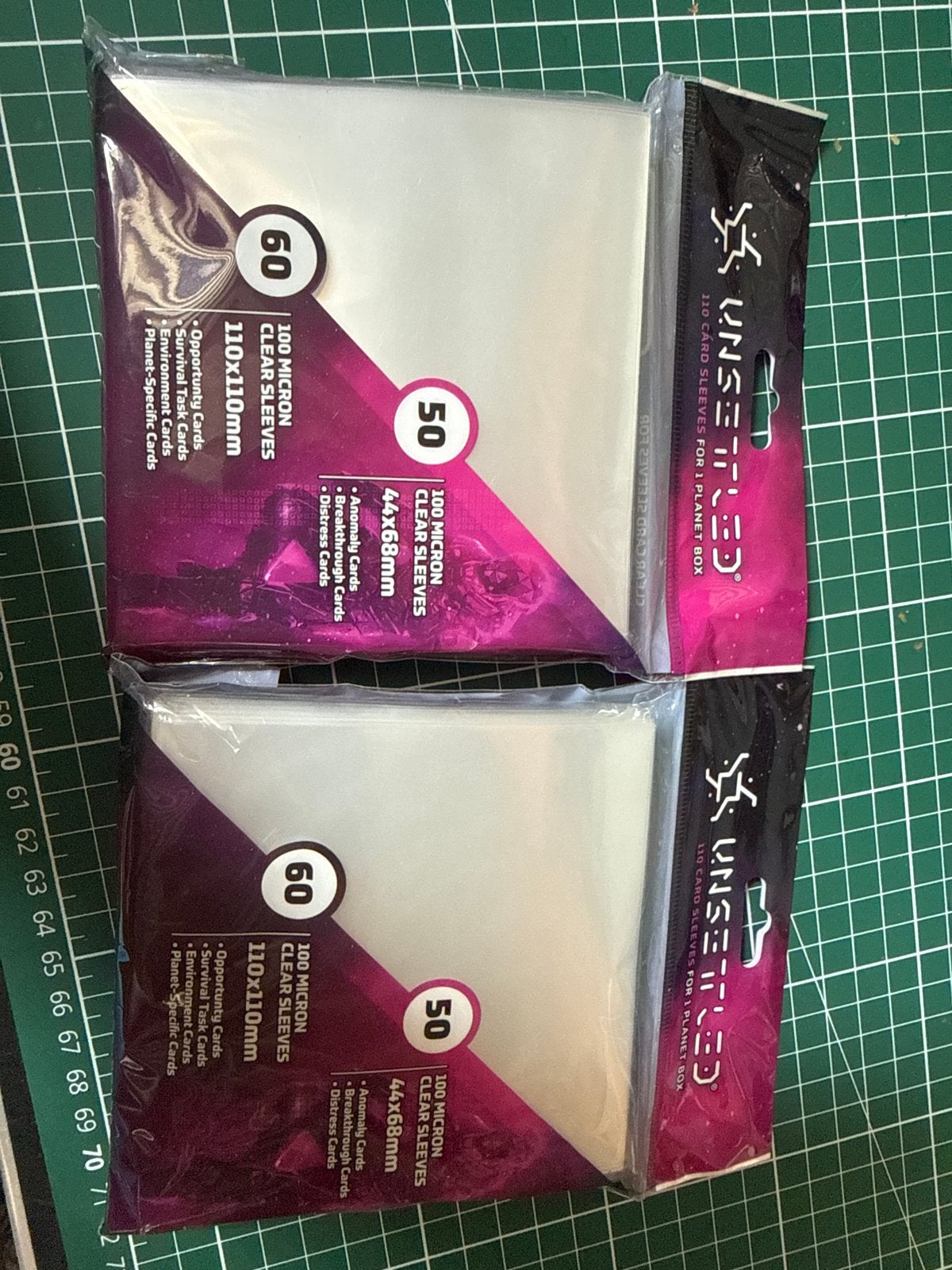 Unsettled Card Sleeves - 110x110mm en 44x68mm (Nieuw), Nieuw, Ophalen of Verzenden, Nvt, Nvt