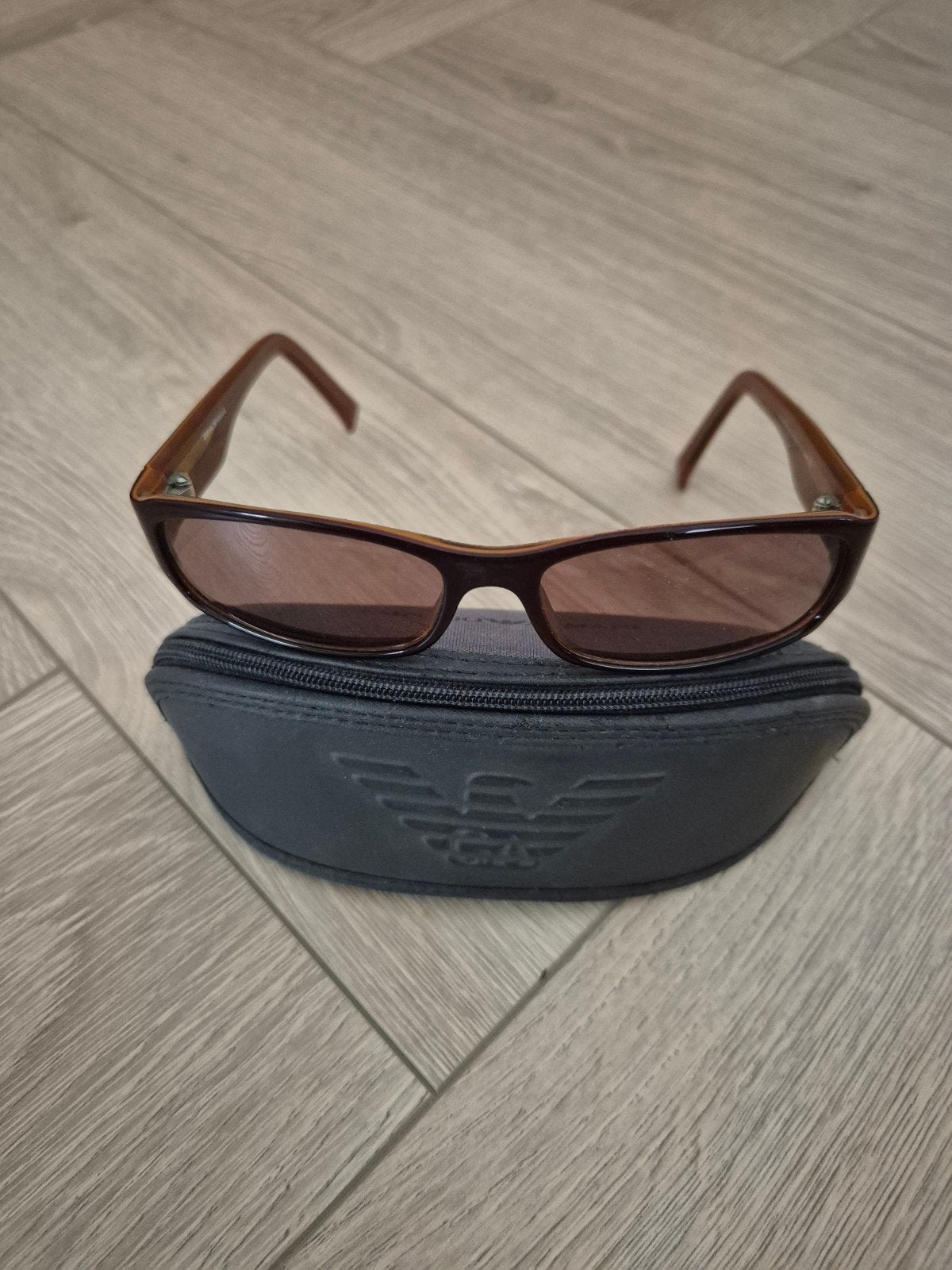 Emporio Armani zonnebril met bruine glazen en hoesje, Overige merken, Gebruikt, Zonnebril, Bruin