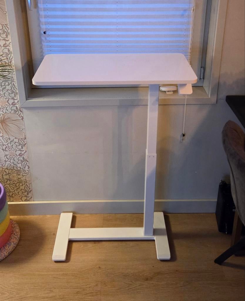 Verstelbaar bijzettafeltje / laptoptafel (bollsidan Ikea), Huis en Inrichting, Tafels | Bijzettafels, Ophalen, 55 tot 75 cm, Zo goed als nieuw