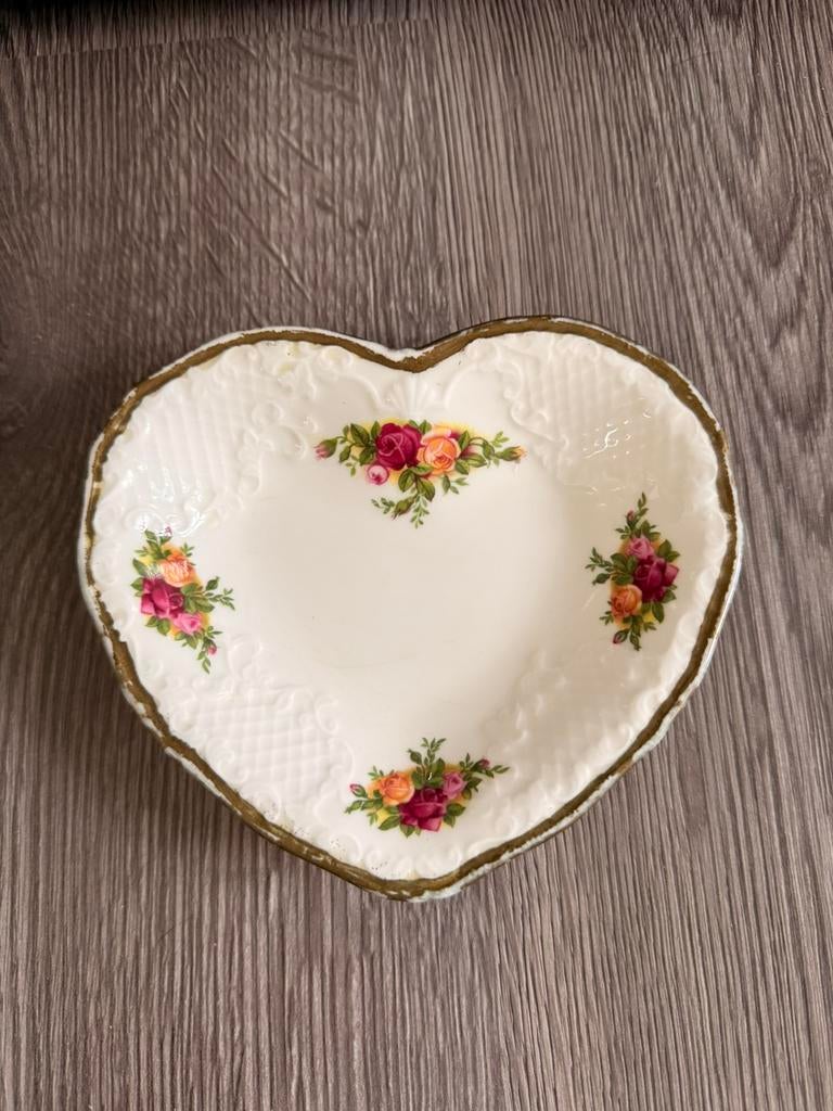 Hartvormig bordje royal albert old country roses!, Ophalen of Verzenden