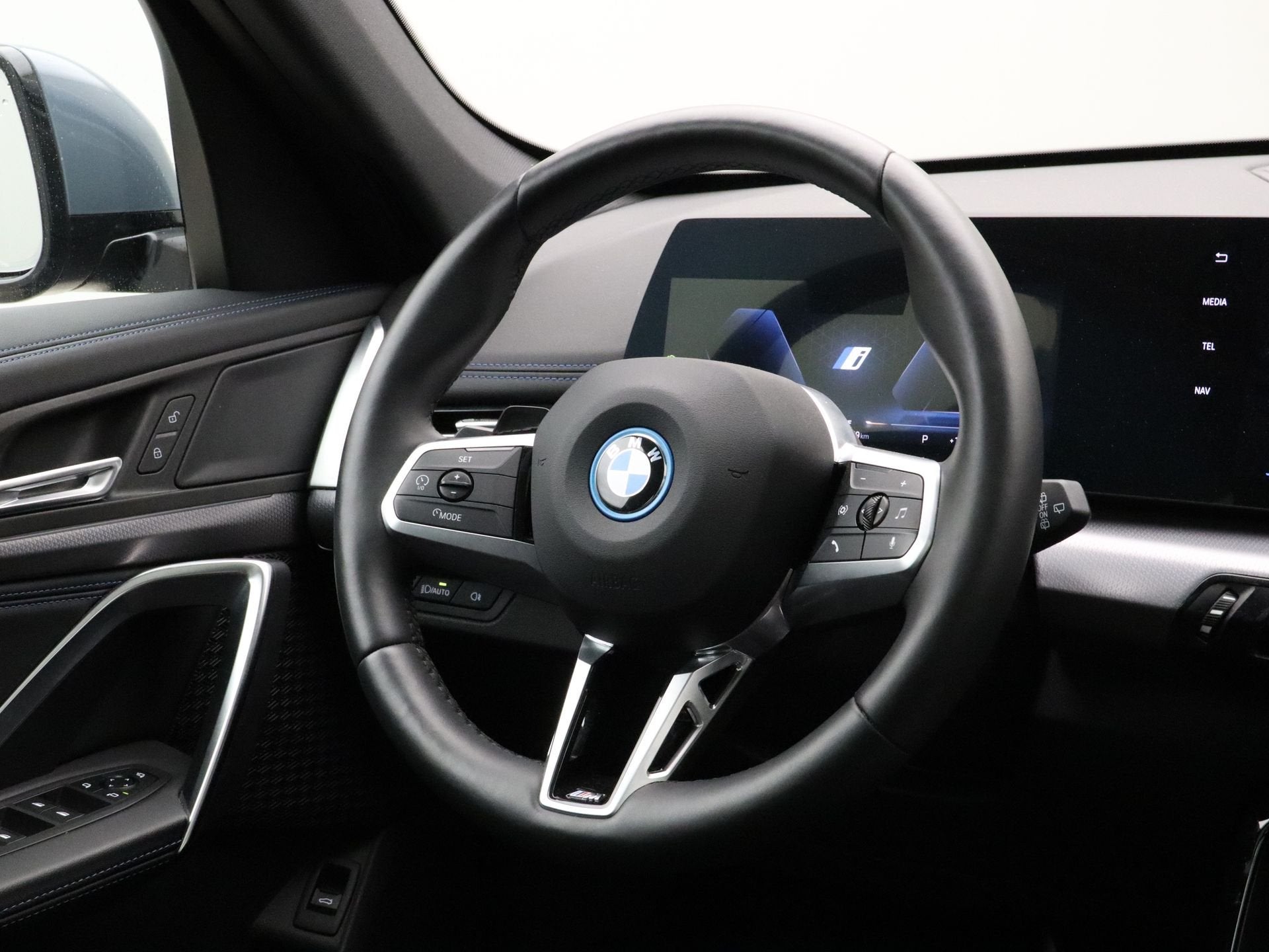 BMW iX1 eDrive20 67 kWh M Sport Edition (bj 2025, automaat), Dealer onderhouden, Gebruikt, Met garantie (alle), 24 min