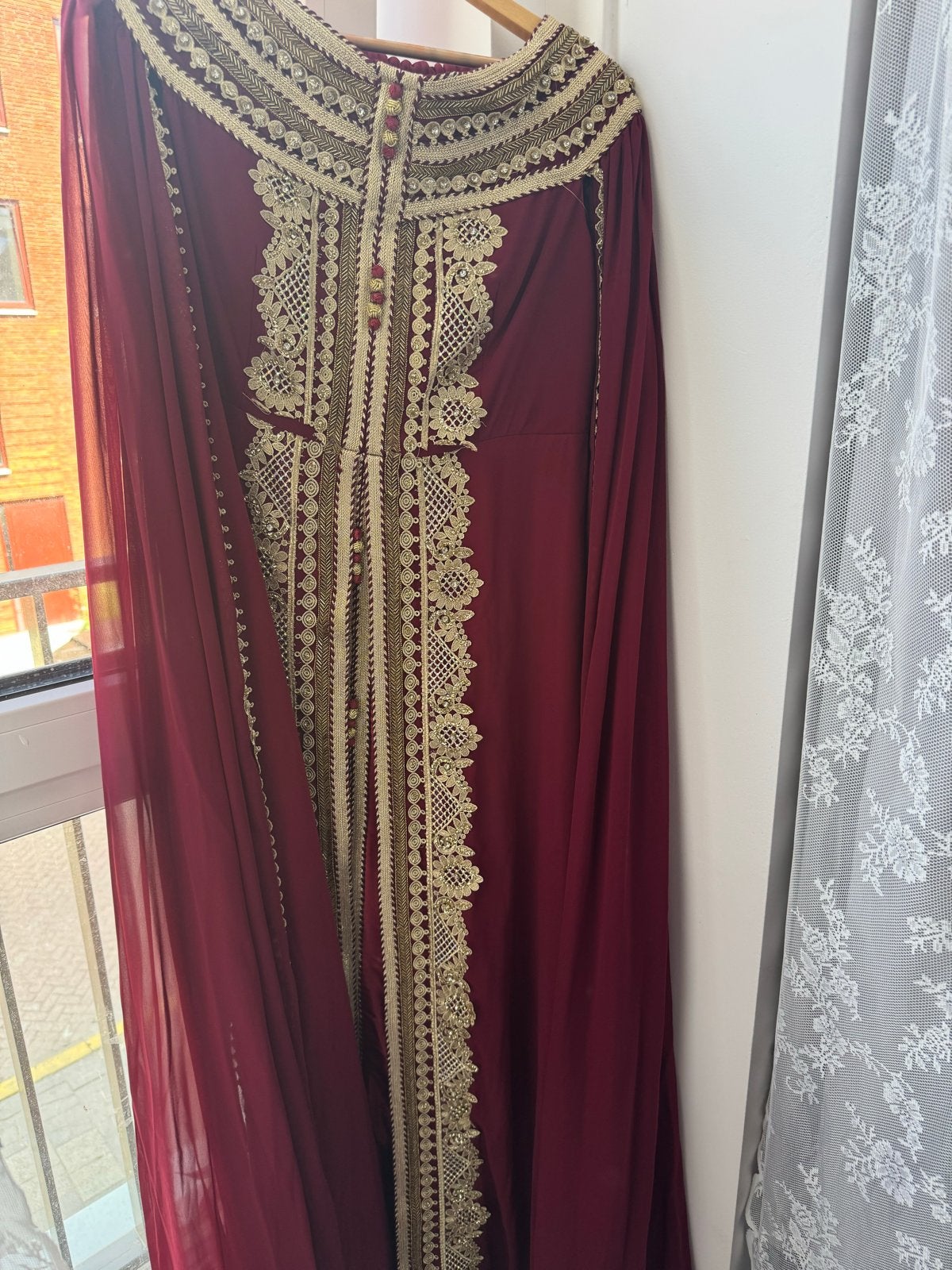 Prachtige Marokkaanse Takshita/Kaftan - Bordeauxrood met gou, Overige typen, Maat 42/44 (L), Ophalen of Verzenden, Zo goed als nieuw