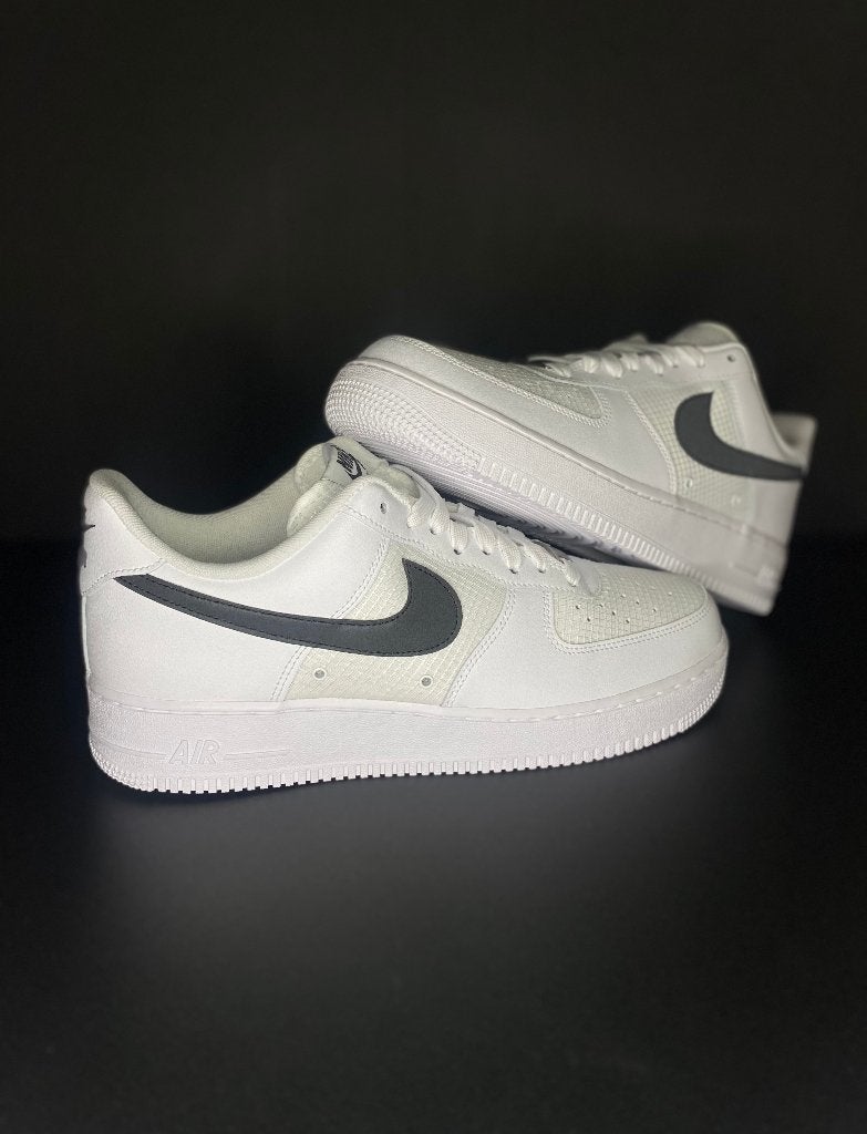 NIKE AIR FORCE 1 LOW ‘07 LV8 WHITE BLACK - maat 42, Wit, Nike, Nieuw, Ophalen of Verzenden