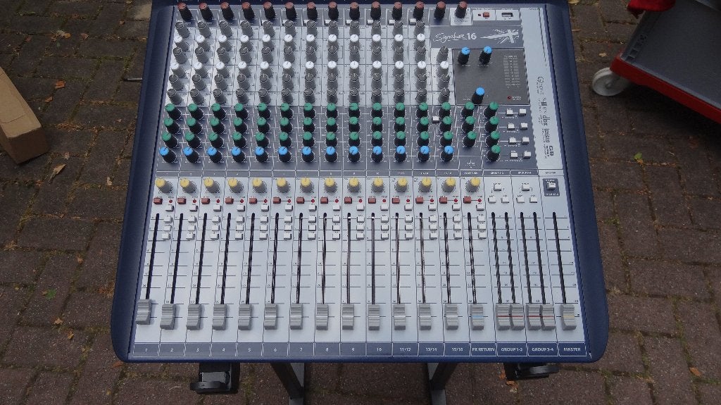 Soundcraft Signature 16 kanalen - 4 sub groep - 2 master, Muziek en Instrumenten, Ophalen, Zo goed als nieuw, 10 tot 20 kanalen