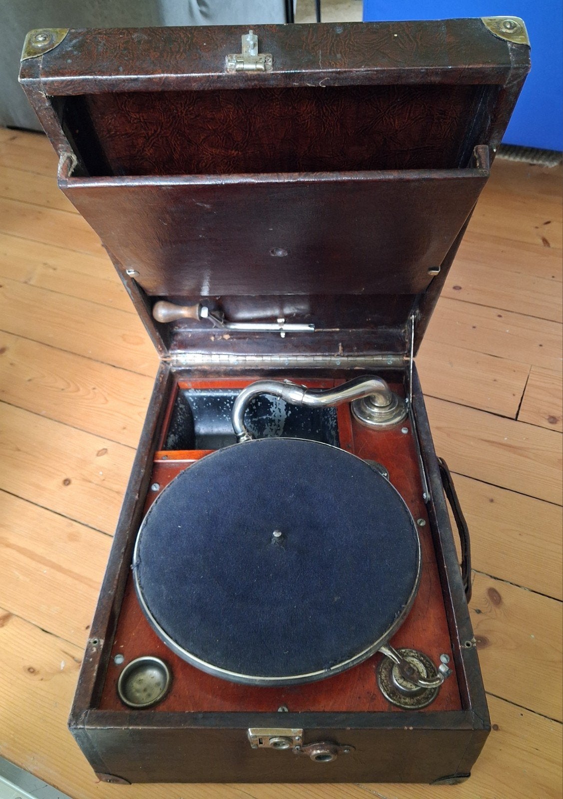 Antieke koffergrammofoon / platenspeler, Ophalen