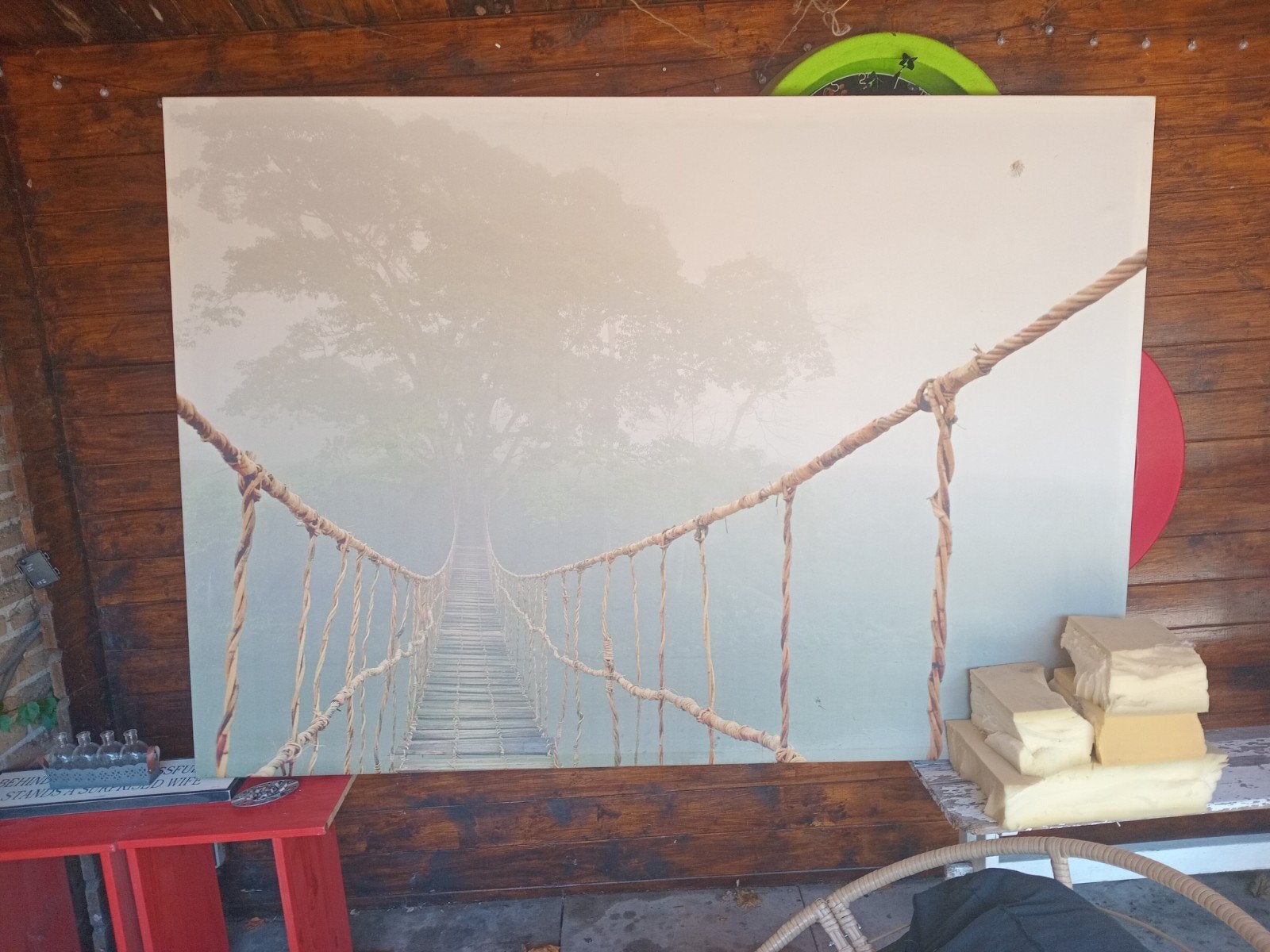 Groot Schilderij Hangbrug in Mistig Bos, Ophalen of Verzenden, Zo goed als nieuw, Schilderij, 100 tot 125 cm