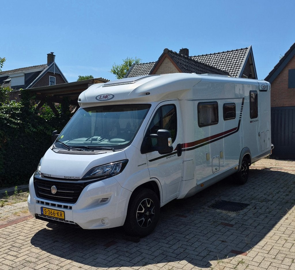 LMC SportLine T722 Half-integraal Camper, 2017, 49500 km, Ringverwarming, 7 tot 8 meter, Tot en met 3, Particulier