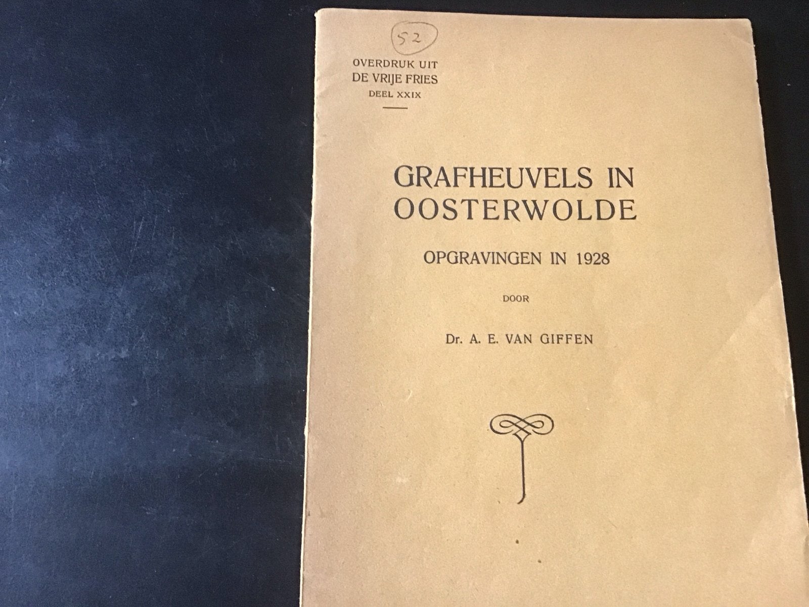 Grafheuvels in Oosterwolde - Dr. A. E. van Giffen (1928), Boeken, Ophalen of Verzenden, 20e eeuw of later, Gelezen