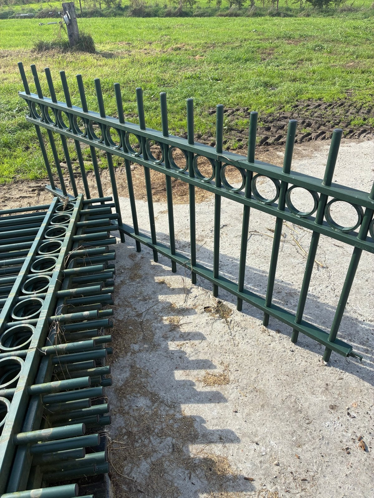 Groen sierhekwerk met palen en betonvoeten, Ophalen, Gebruikt, IJzer, Sierhekwerk