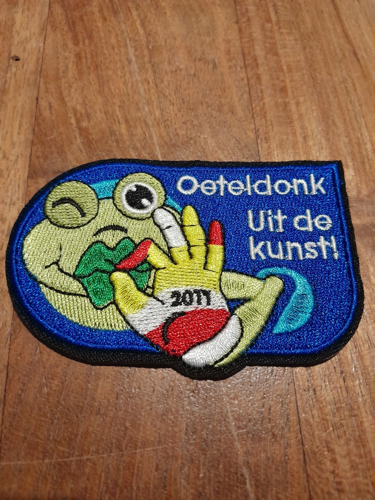 Oeteldonk 2011 'Uit de kunst!' embleem, Ophalen of Verzenden, Zo goed als nieuw, Sticker