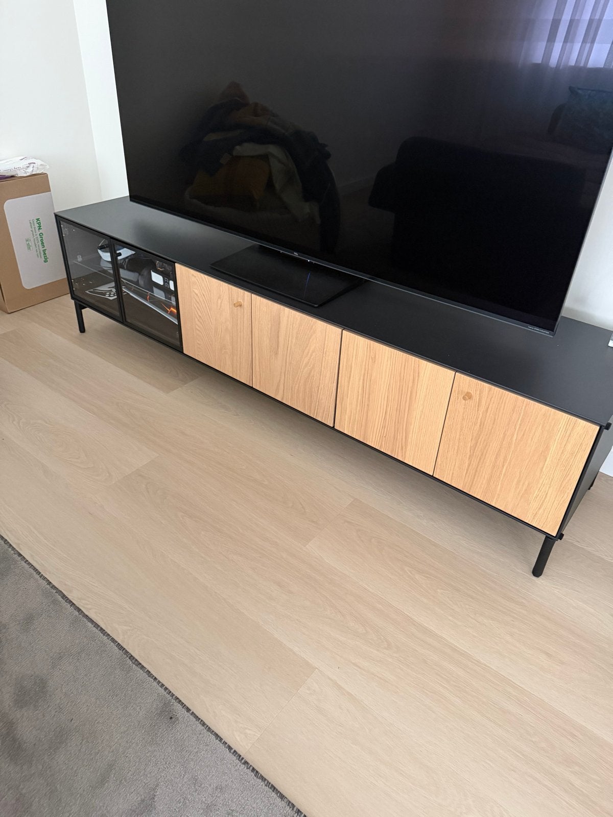 Modern TV-meubel zwart met houten deuren - 180x42 cm, Huis en Inrichting, Kasten | Televisiemeubels, Ophalen, 150 tot 200 cm, Zo goed als nieuw