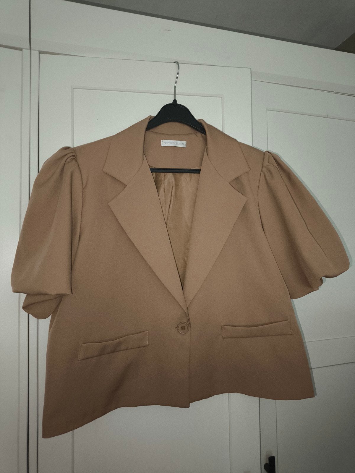 Stijlvol beige jasje met pofmouwen, Kleding | Dames, Maat 38/40 (M), Beige, Ophalen of Verzenden, Zo goed als nieuw