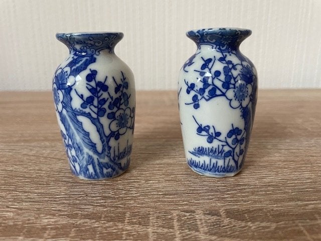 Miniatuur bewerkte blauwe vaasjes - Hoogte 6,5 cm, Antiek en Kunst, Ophalen of Verzenden