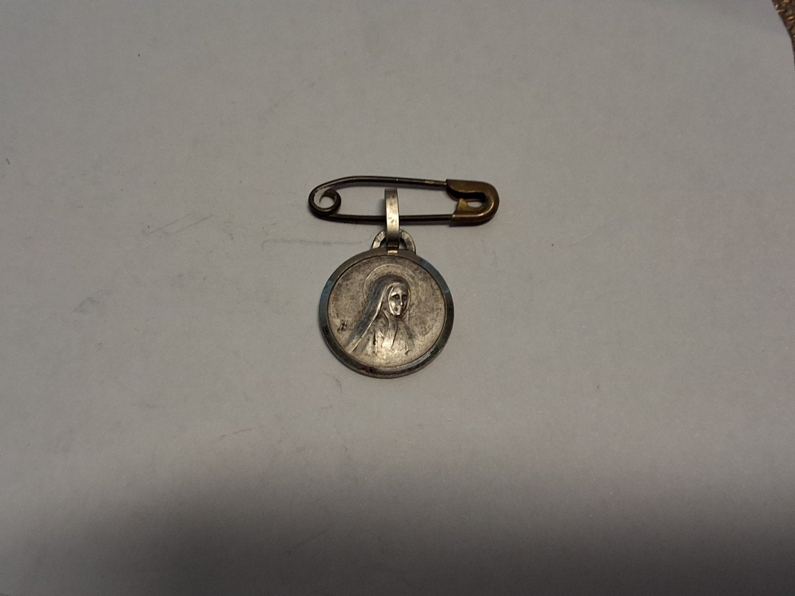 Antieke Franse Verzilverde Medaille St. Bernadette & Maria, Ophalen of Verzenden