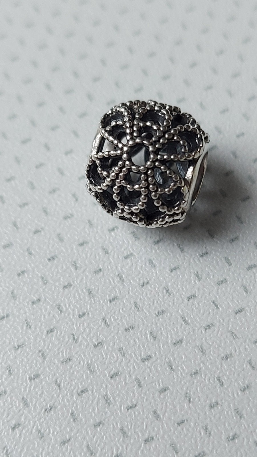 Originele Pandora bedel opengewerkte bloemen, Ophalen of Verzenden, Zo goed als nieuw, Zilver, Pandora