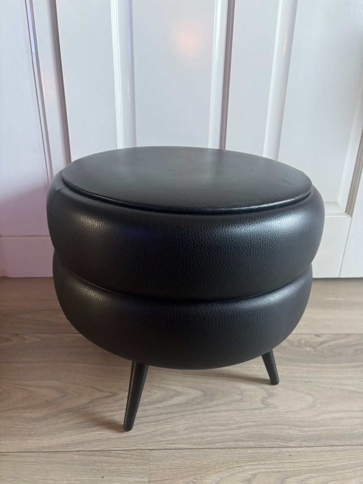 Vintage poef zwart met opbergruimte., Huis en Inrichting, Banken | Voetenbanken en Poefen, Ophalen, Overige materialen, Minder dan 50 cm