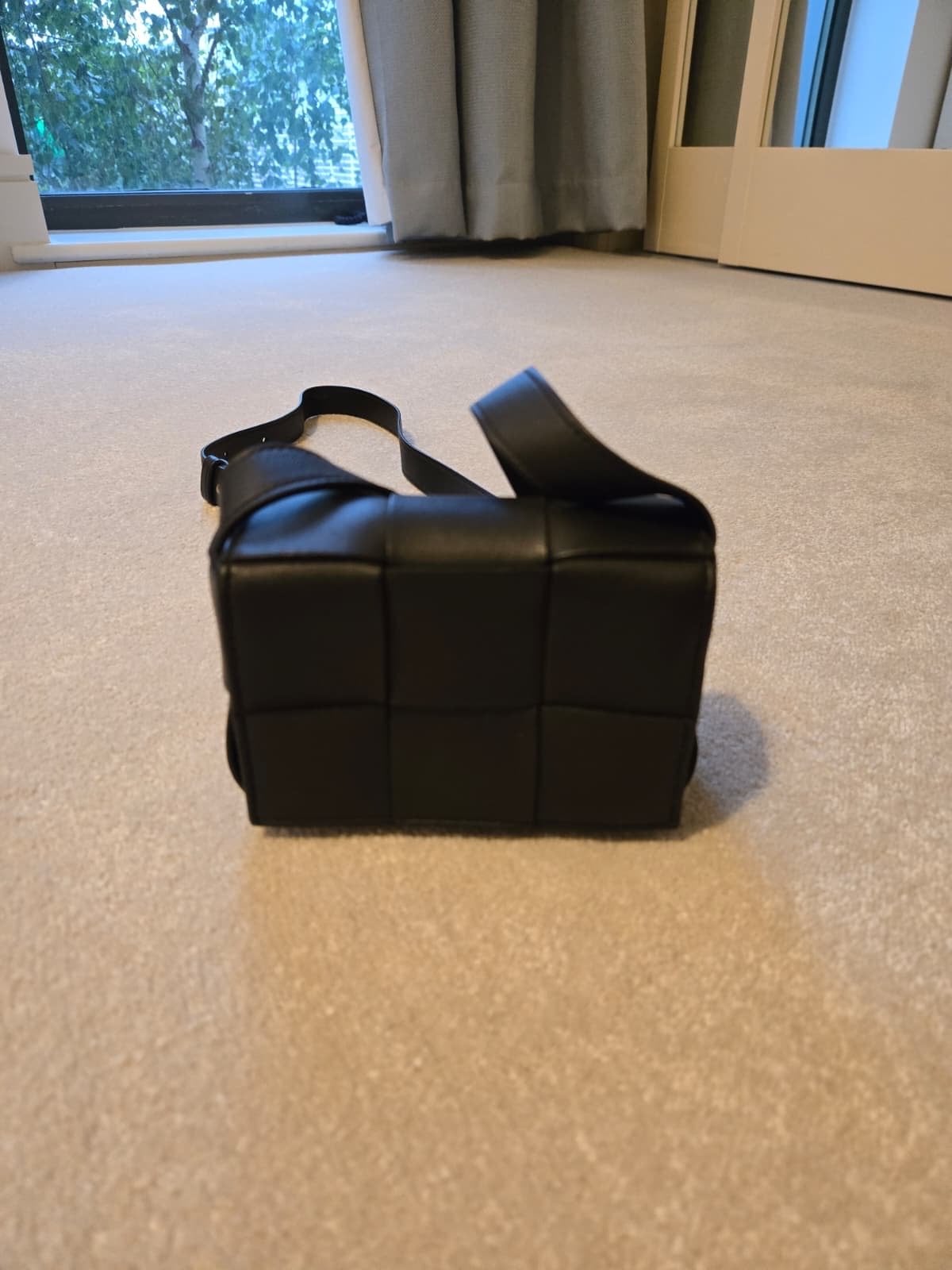Bottega Veneta Cassette Mini Crossbody Bag, Ophalen of Verzenden, Zo goed als nieuw, Zwart, Schoudertasje