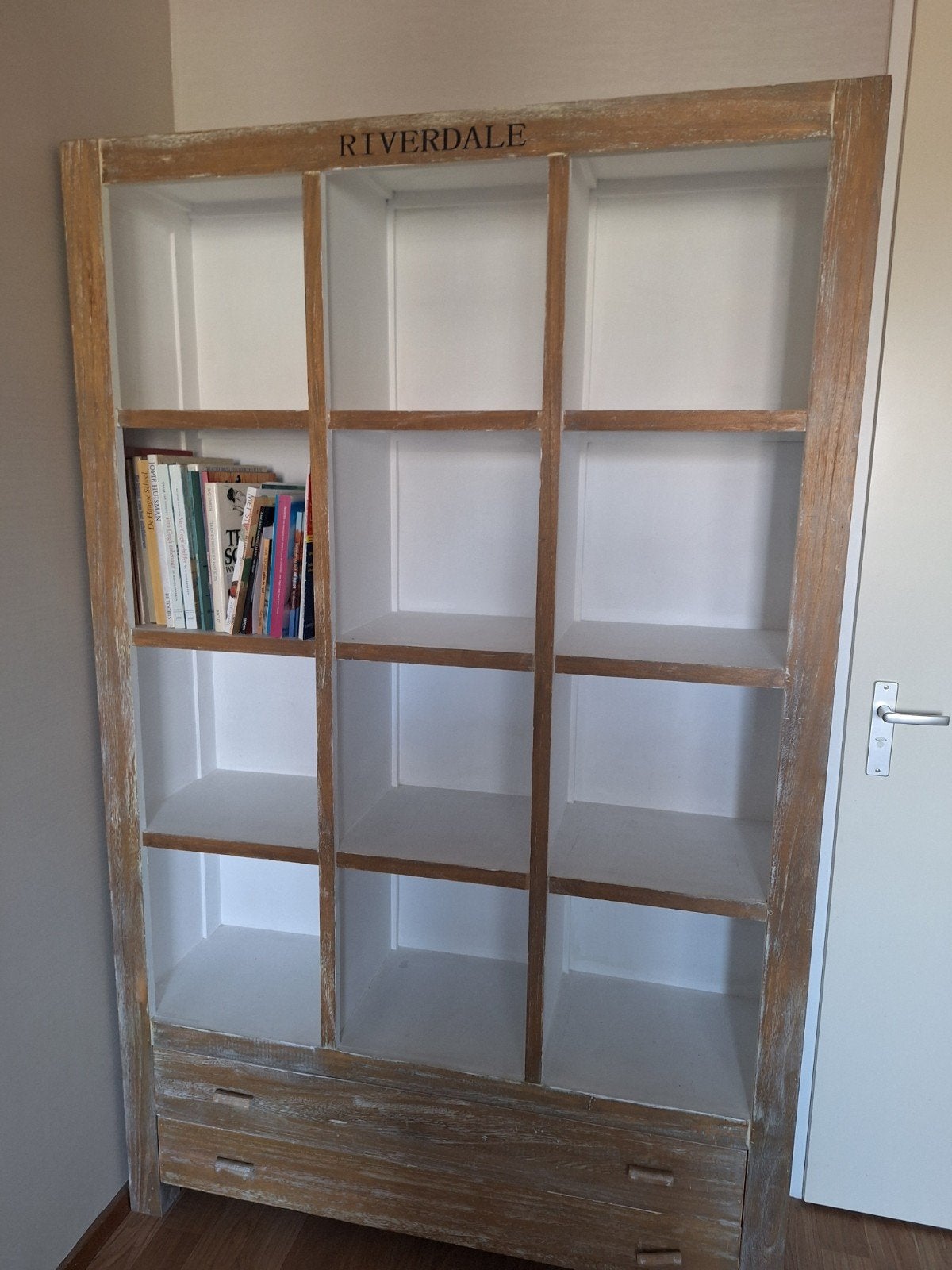 Riverdale Boekenkast met Lades - Landelijke Stijl, Ophalen, Met plank(en), Gebruikt, 50 tot 100 cm