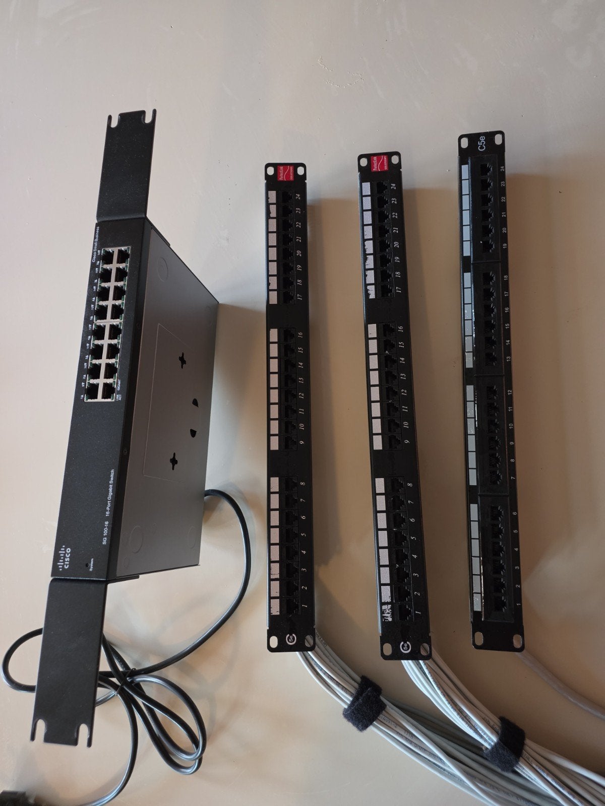 Cisco SG 100-16 Gigabit Switch met 72-poorts patchpanelen, Ophalen of Verzenden, Gebruikt