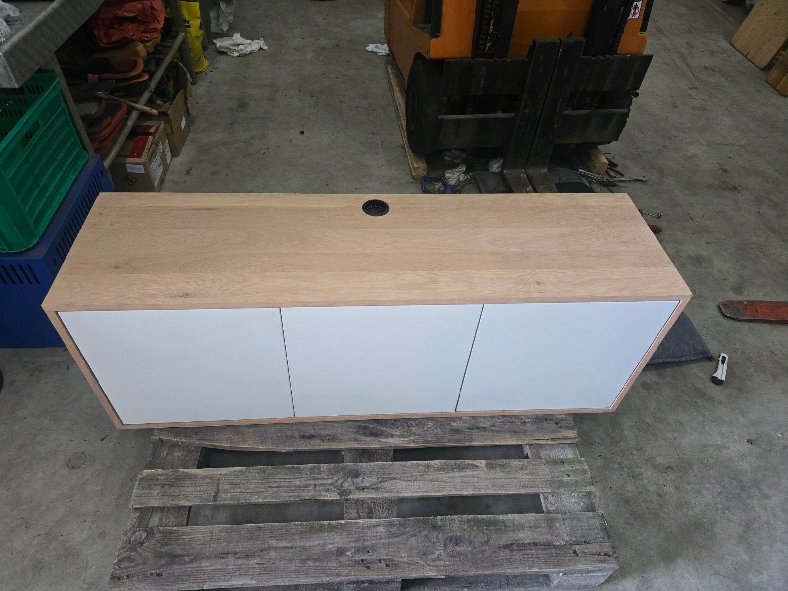 hangend TV meubel, Ophalen, 100 tot 150 cm, Eikenhout, Zo goed als nieuw