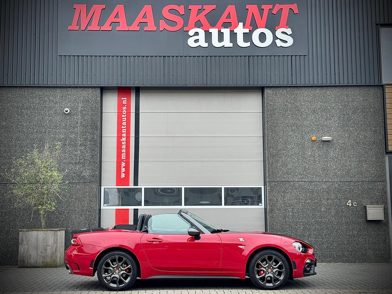 Abarth 124 Spider 1.4 MultiAir Turbo / Aut / 170pk / Record, Auto's, Automaat, Dealer onderhouden, Gebruikt, Zwart