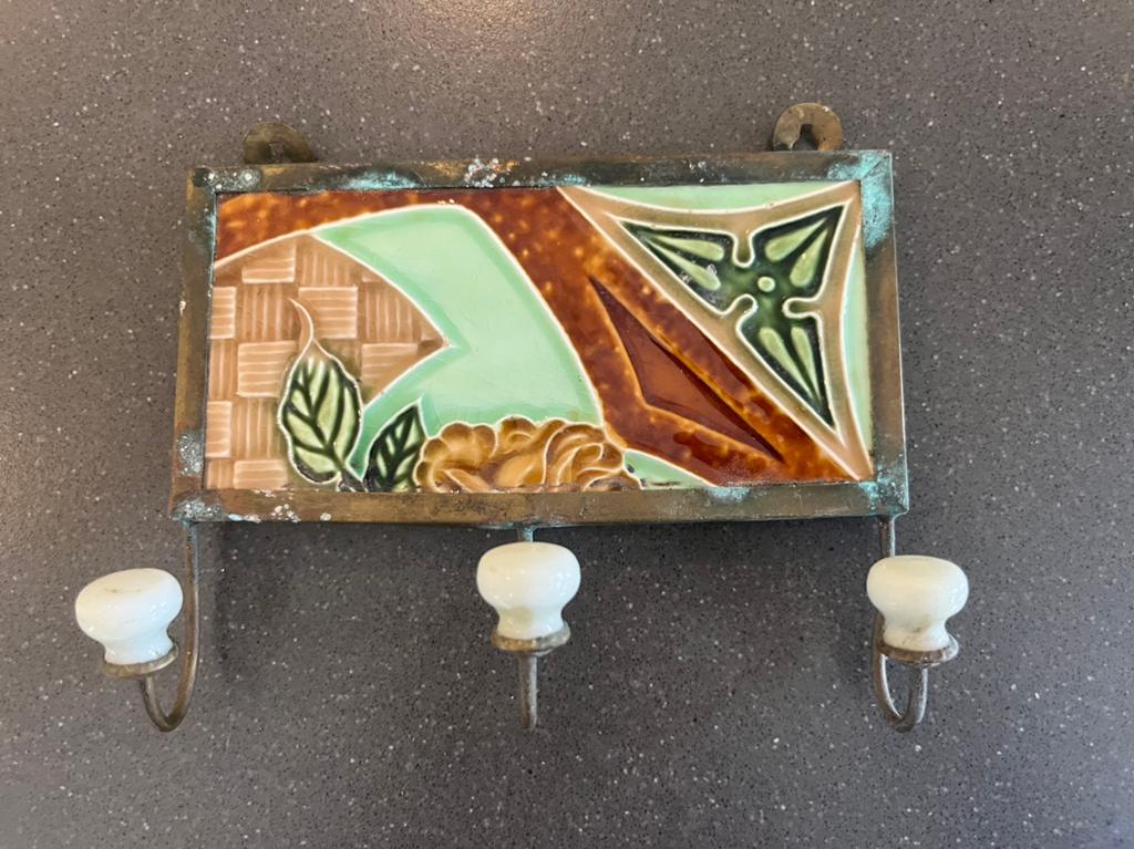 Antiek kapstokje met Jugenstil / Art nouveau tegel, Antiek en Kunst, Ophalen of Verzenden