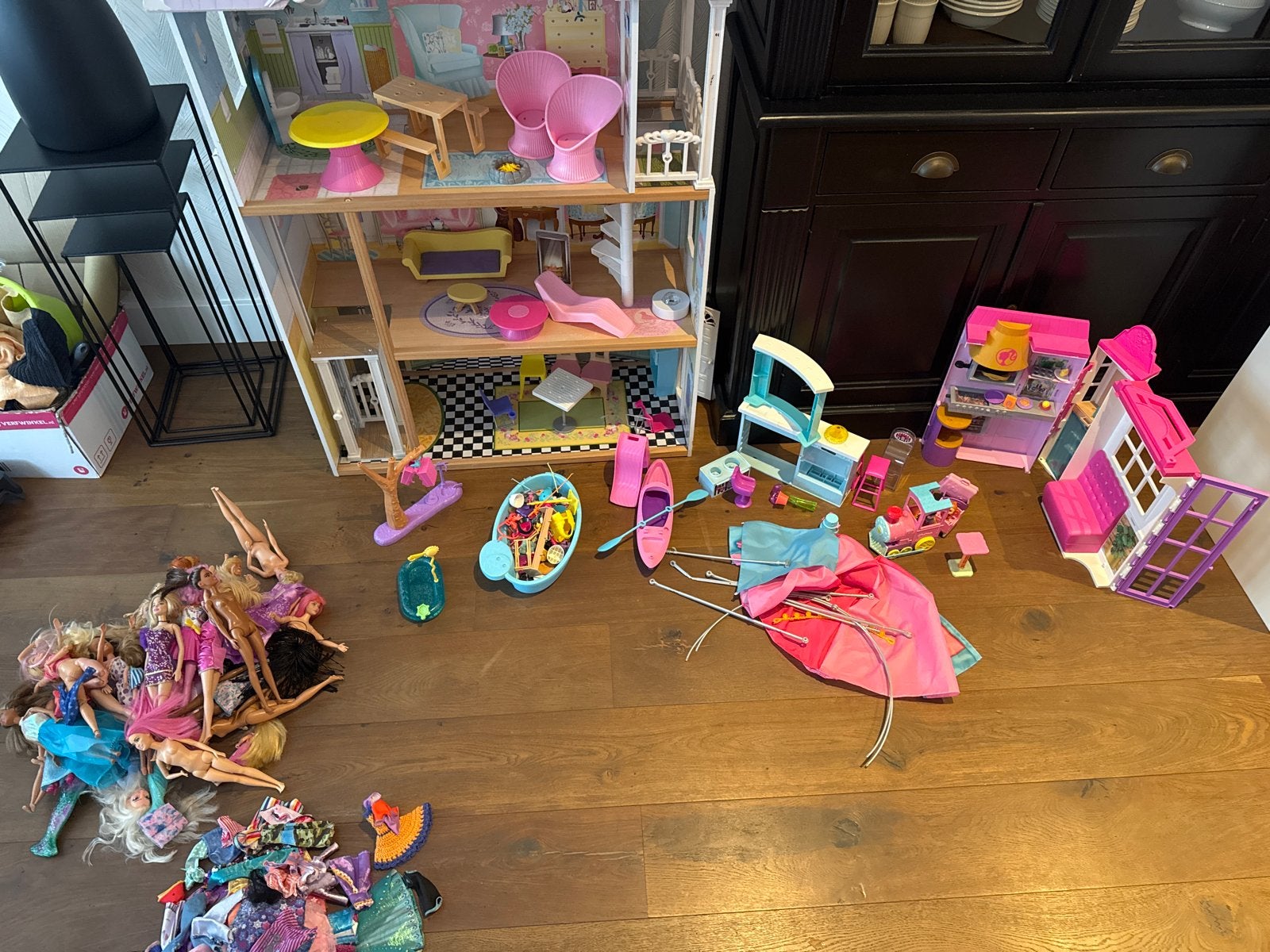Grote Barbie collectie: poppen, huis, meubels en kleding, Ophalen, Gebruikt, Barbie