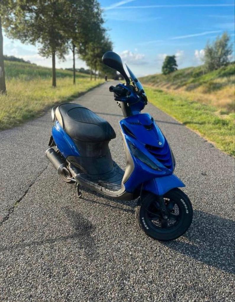 Piaggio zip 80cc, Fietsen en Brommers, Scooters | Piaggio, Zo goed als nieuw, Zip, Benzine, Ophalen