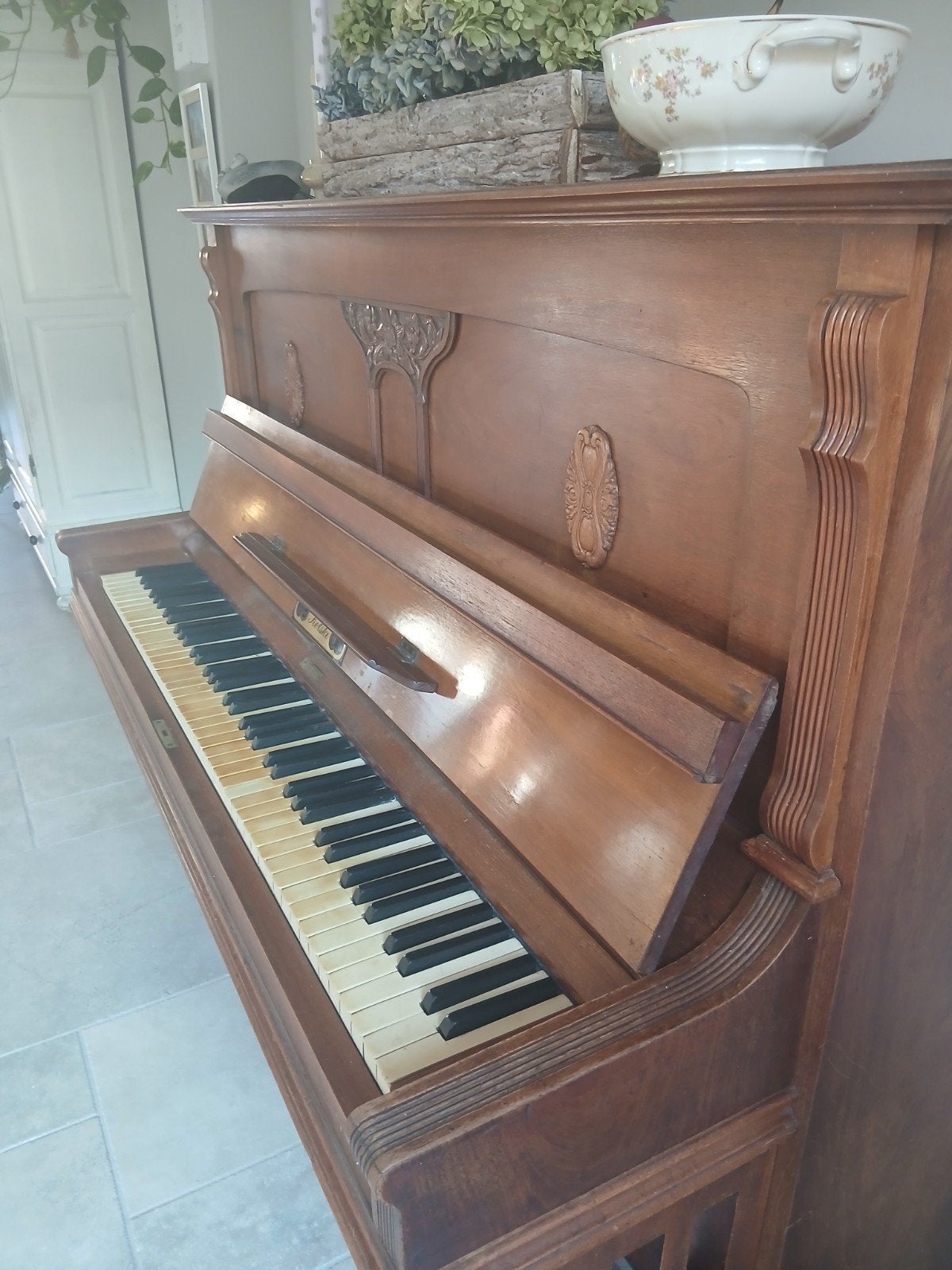 Foto 2 van Antieke Houten Piano - Klassieke Charme voor uw Huis