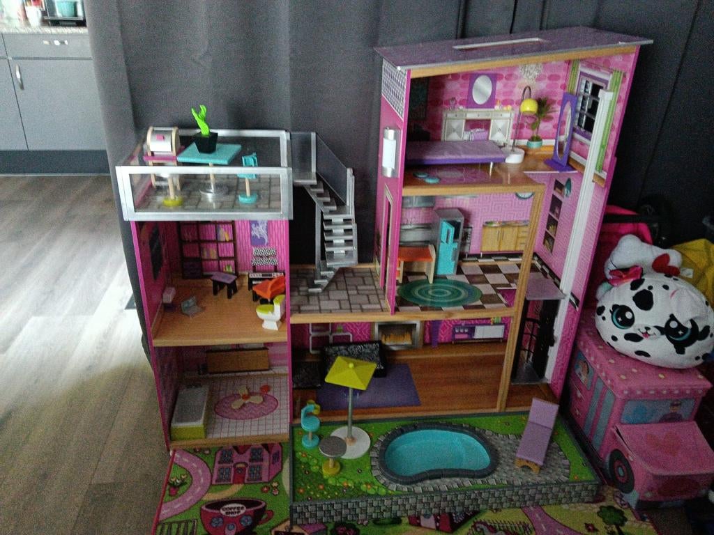 Barbiehuis, Kinderen en Baby's, Speelgoed | Poppenhuizen, Ophalen of Verzenden, Zo goed als nieuw, Poppenhuis