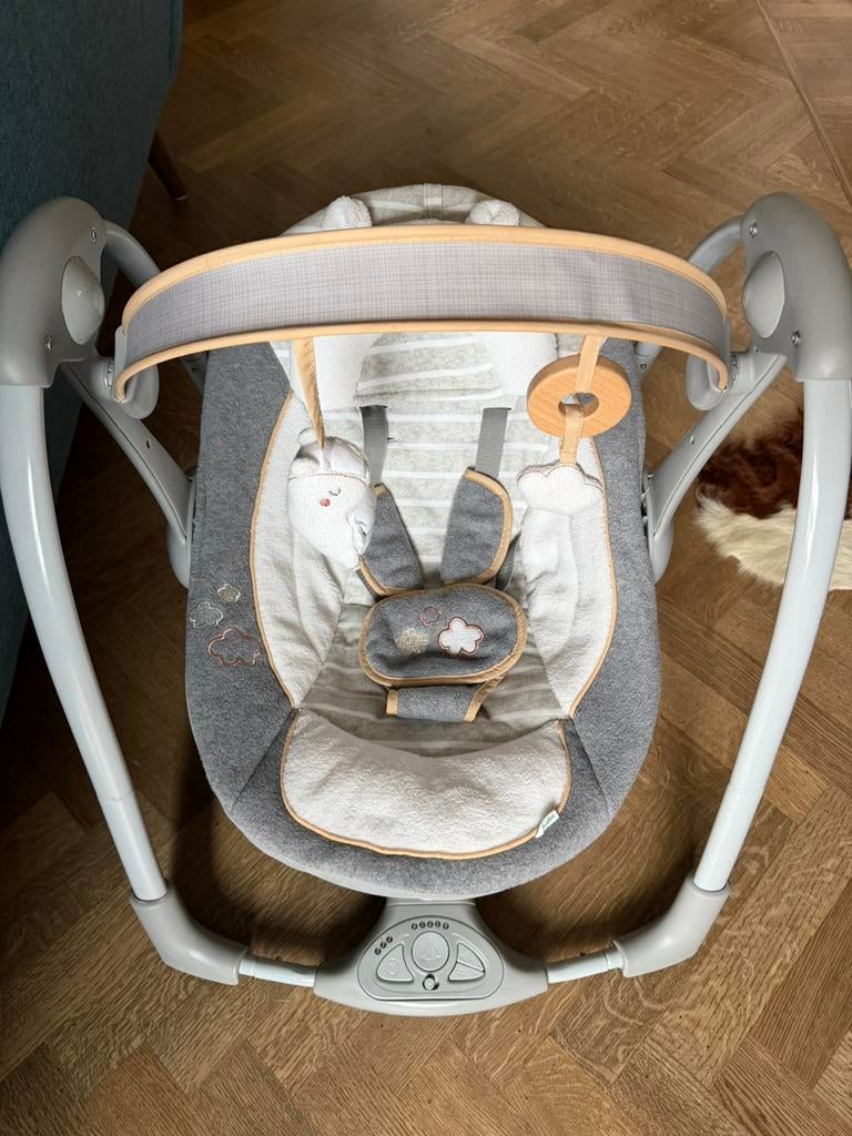 Ingenuity Swing and Go Bella Teddy Boutique babyswing, Kinderen en Baby's, Wipstoeltjes, Zo goed als nieuw, Ophalen