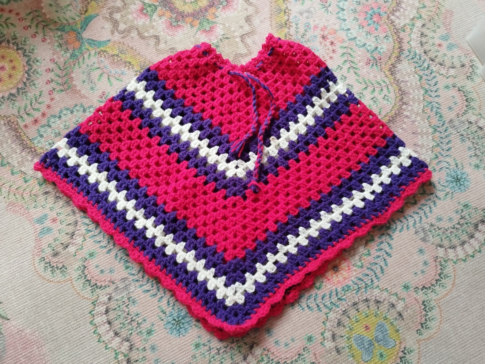 Gehaakte ponchos van acryl.
Voor kindje van 2-3 jaar.
Slecht, Ophalen of Verzenden, Zo goed als nieuw, Haken, Overige typen