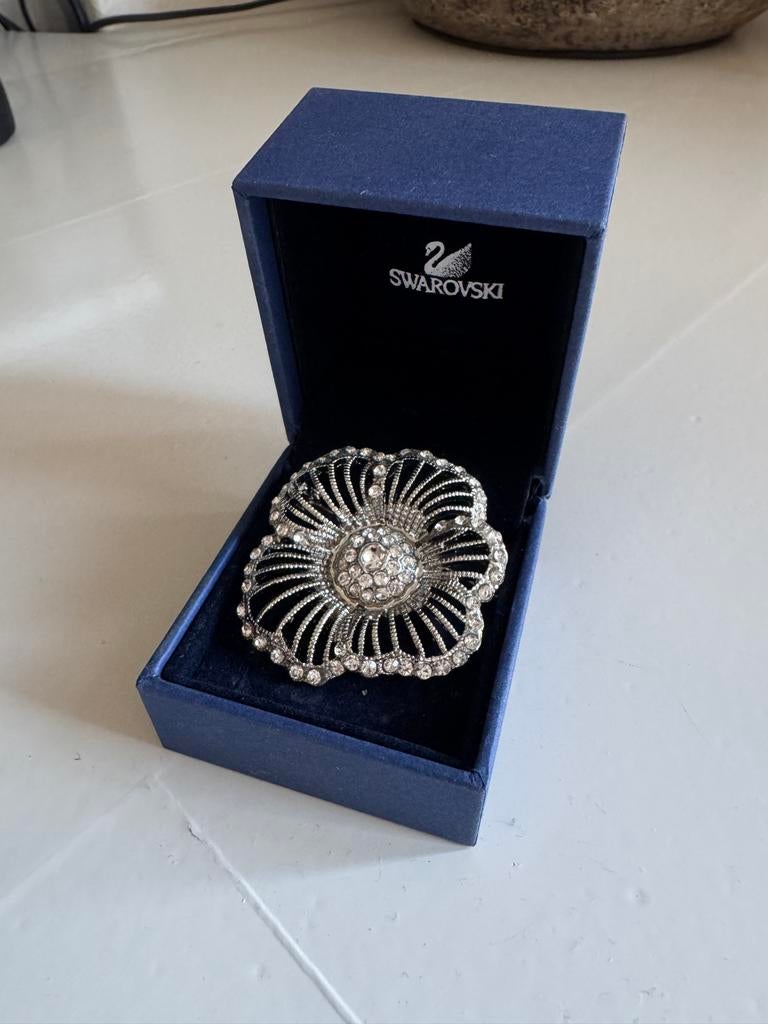 Swarovski broche, bloemvorm, perfecte staat, Met kristal, Overige materialen, 4 tot 7 cm, Ophalen of Verzenden