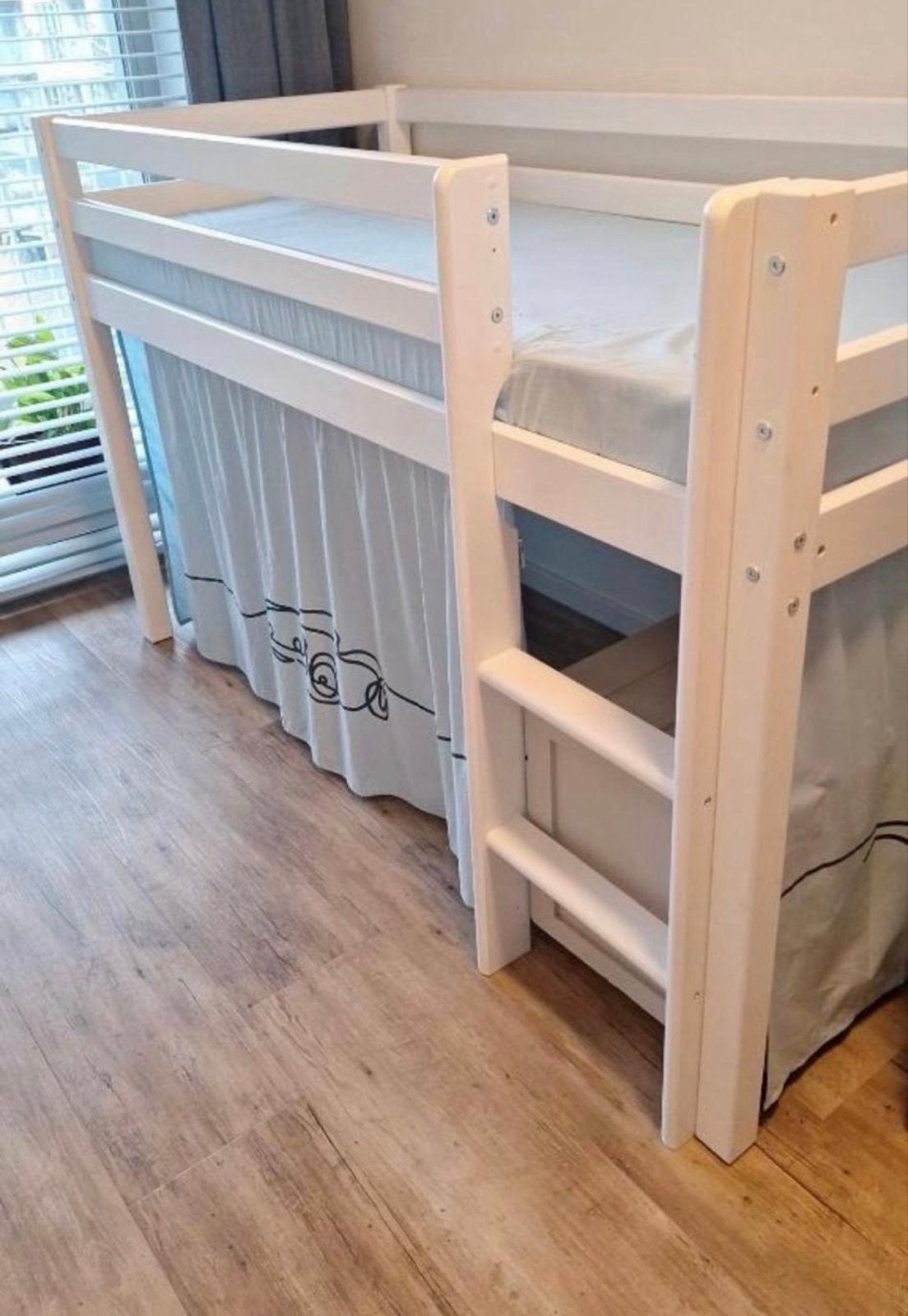 Witte halfhoogslaper met gordijn 160 lang, Ophalen, Eenpersoons, Minder dan 160 cm, Zo goed als nieuw