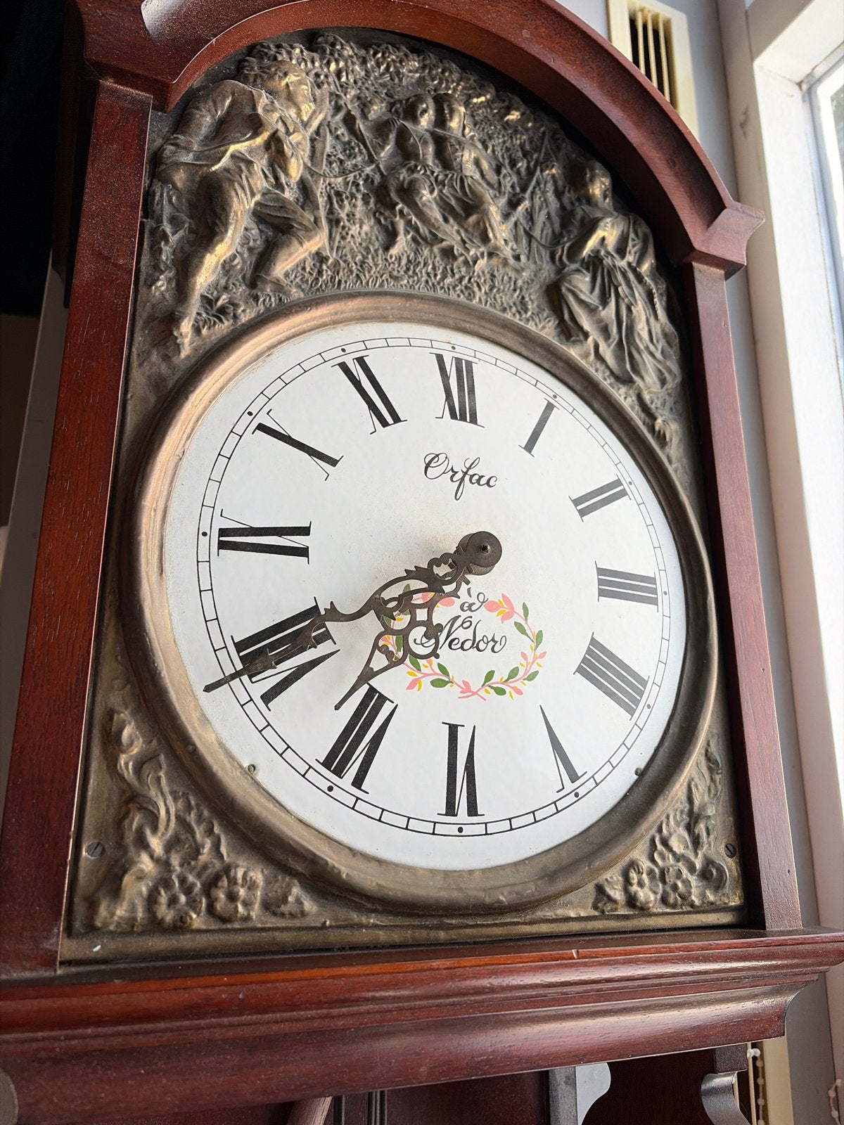 Antieke Orfac Nedor Wandklok met reliëf, Antiek en Kunst, Antiek | Klokken, Ophalen