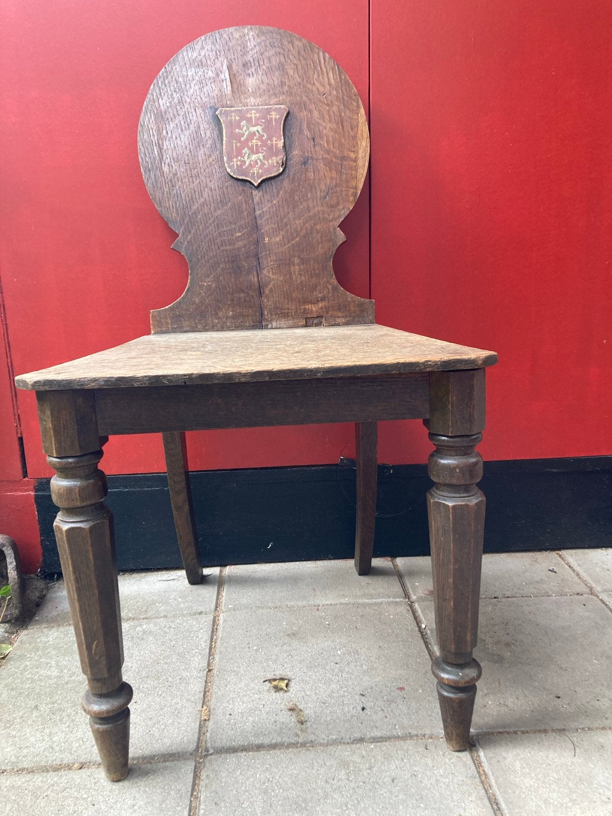 Antieke houten stoel met wapenschild, Ophalen