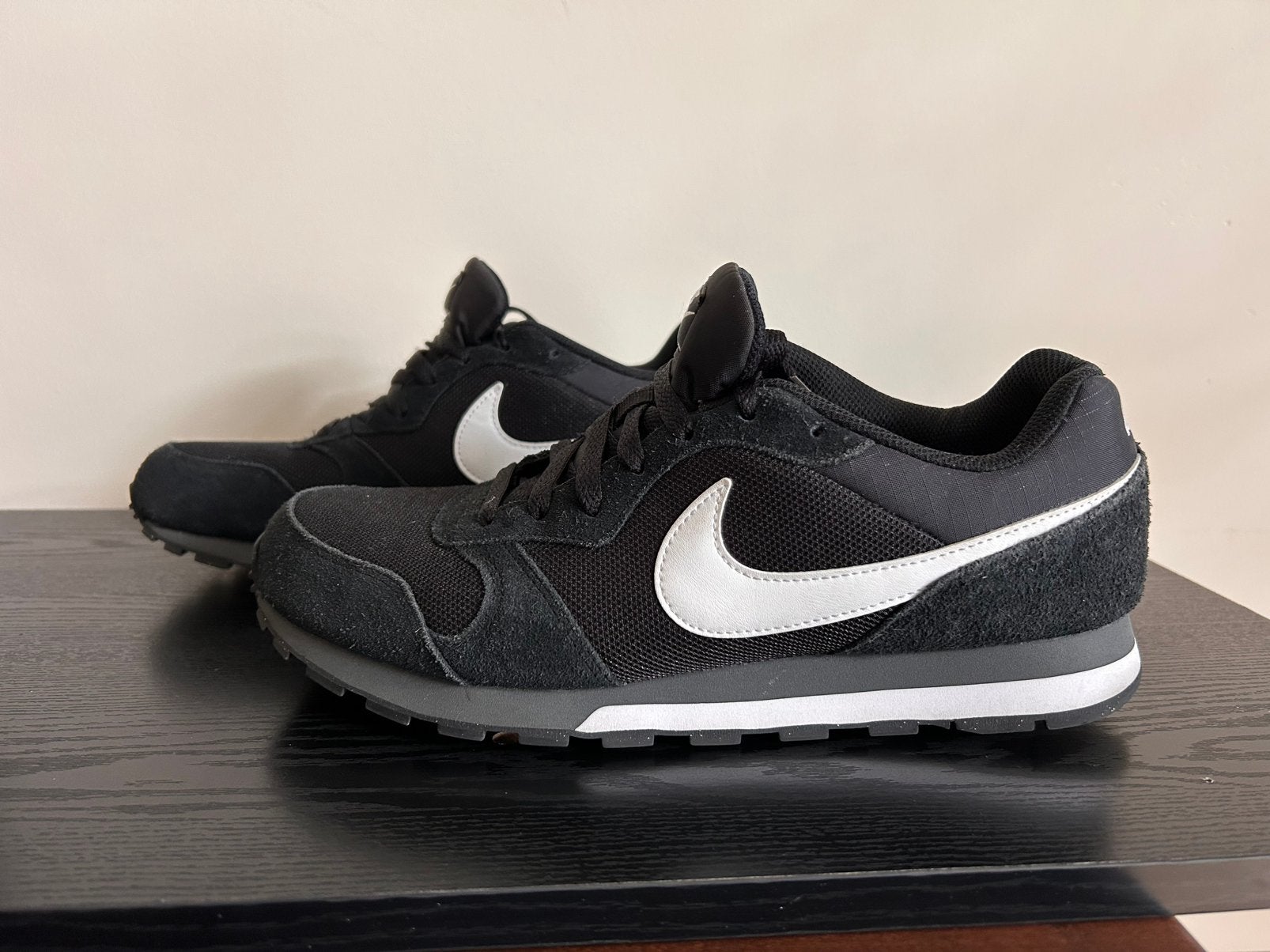 Nike MD Runner2 zwart suede Mt 43, Ophalen of Verzenden, Zo goed als nieuw, Sportschoenen, Zwart