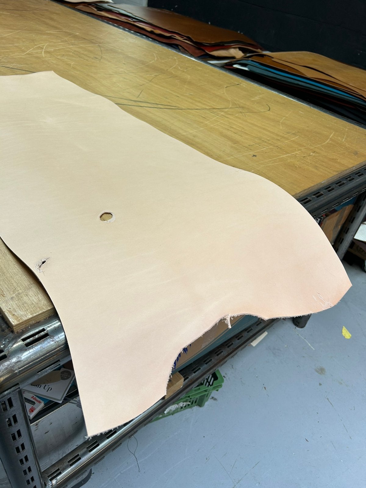 Naturel tuigleer 2 mm dikte half soepel nr 5, Leer of Kunstleer, Ophalen of Verzenden, Zo goed als nieuw, 30 tot 120 cm
