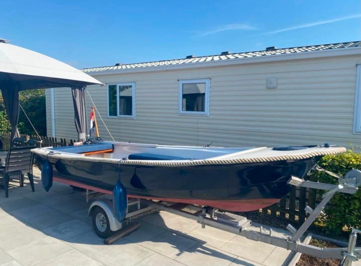 Leuke sloep met Honda 5 pk motor + nieuwe trailer, Watersport en Boten, Sloepen, Ophalen, 5 pk, Zo goed als nieuw, Rondzit