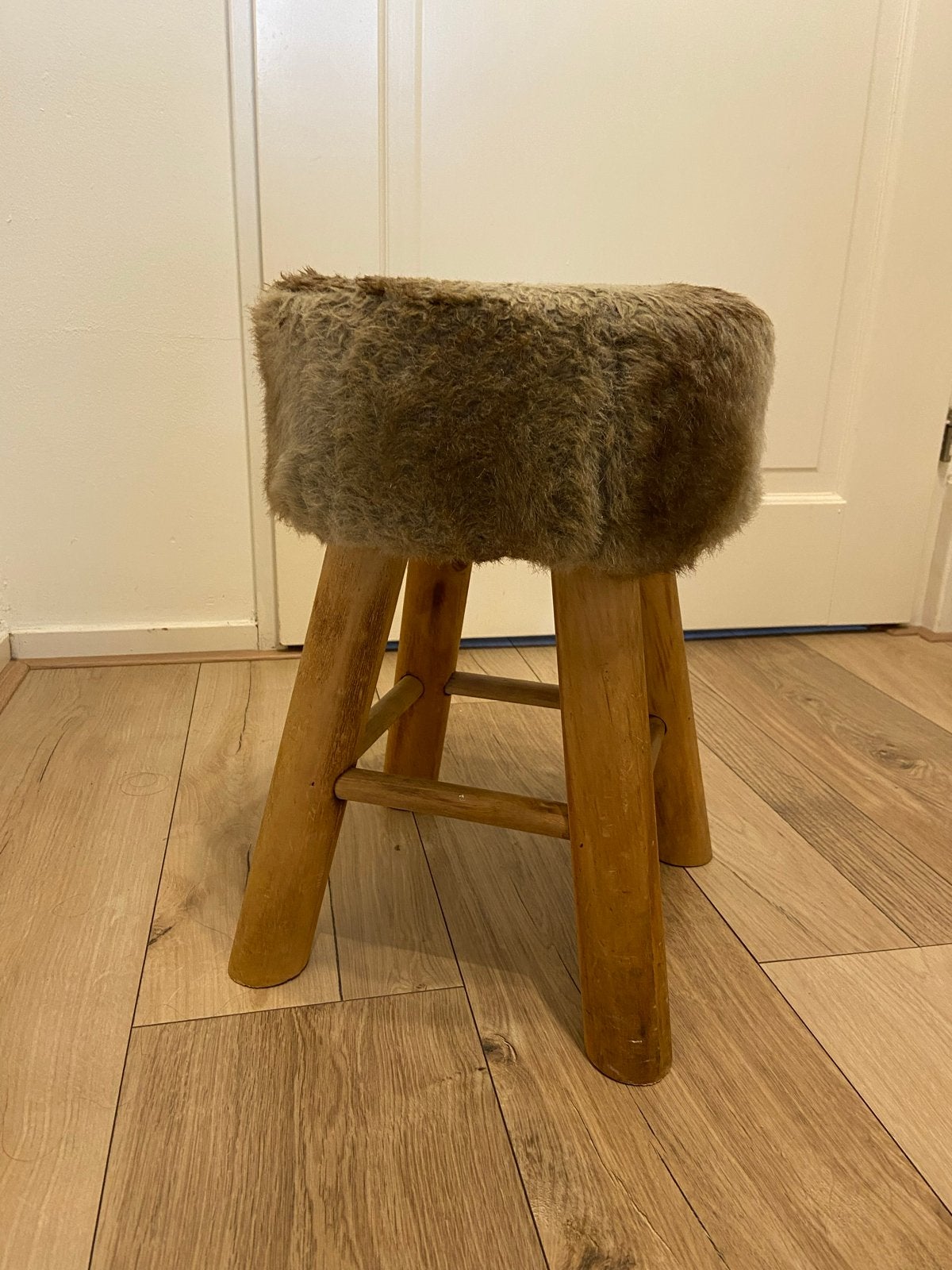 Decoratieve kruk met “vachtje”, Huis en Inrichting, Krukjes, Gebruikt, Overige materialen, Ophalen