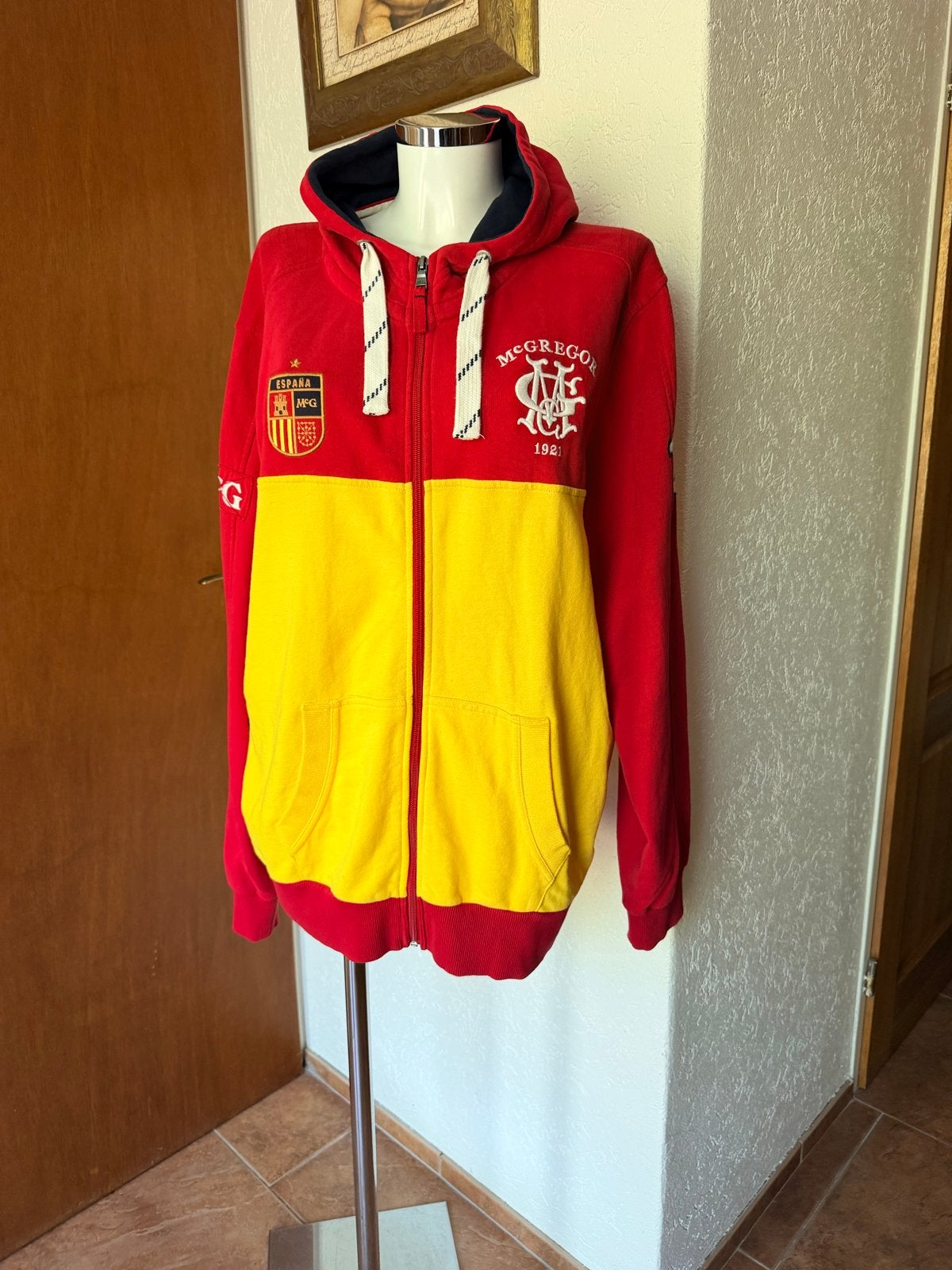 McGregor Hoodie Spanje Editie - Rood/Geel - Maat XL nr  14, Ophalen of Verzenden, Zo goed als nieuw