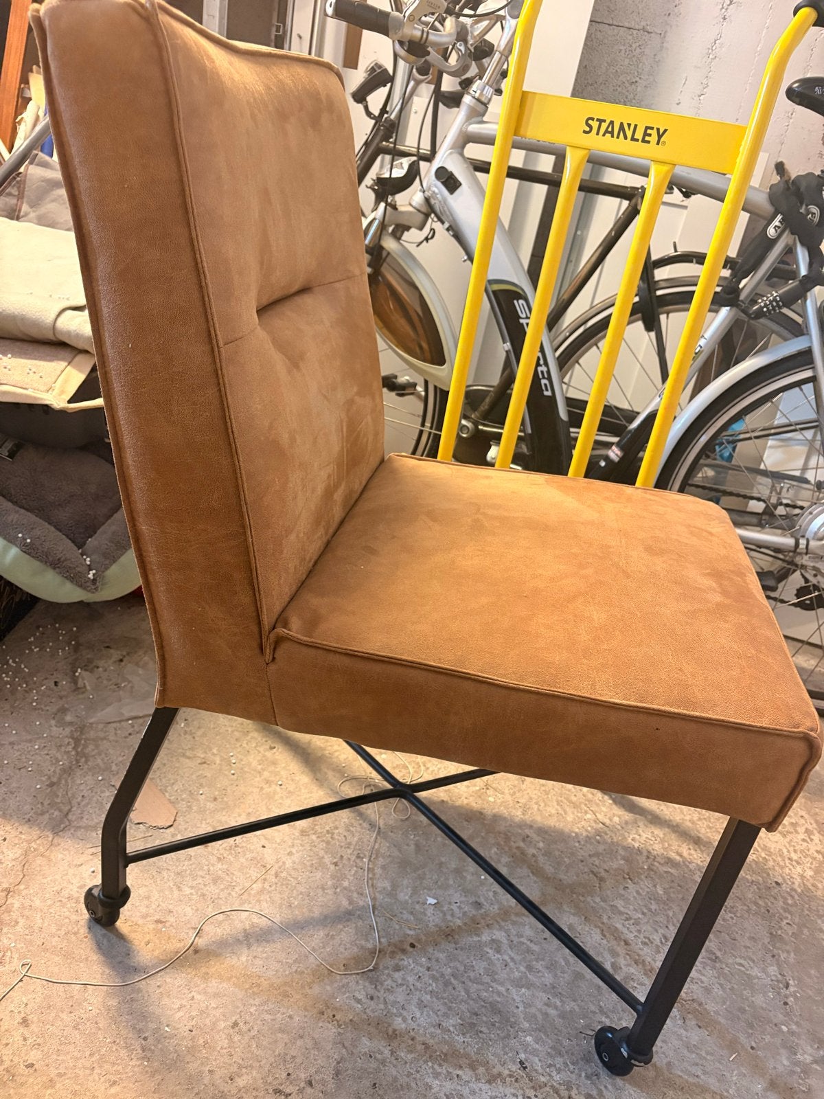 Foto 3 van 3 Nieuwe Mataras eetkamerstoelen op wielen - Cognac