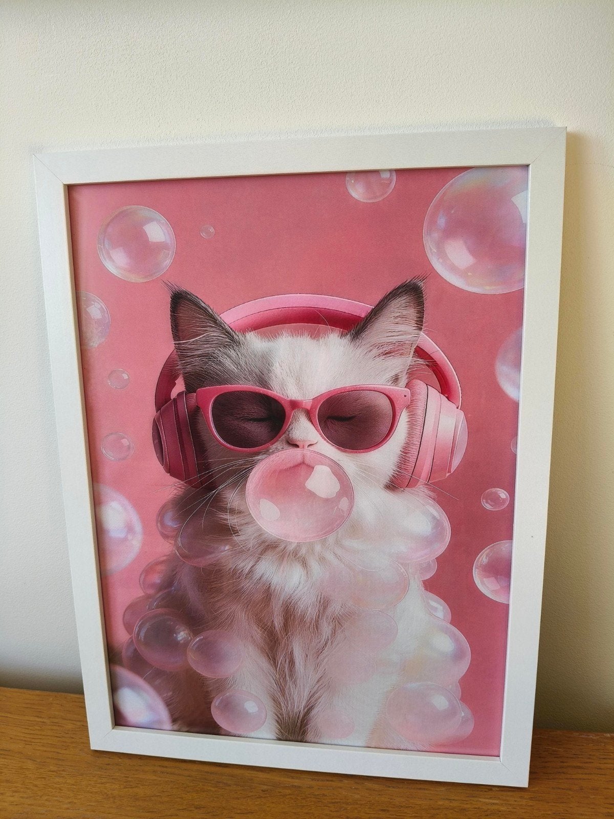Ingelijste poster Bubblegum katje, Minder dan 50 cm, Nieuw, Ophalen of Verzenden, Foto of Poster