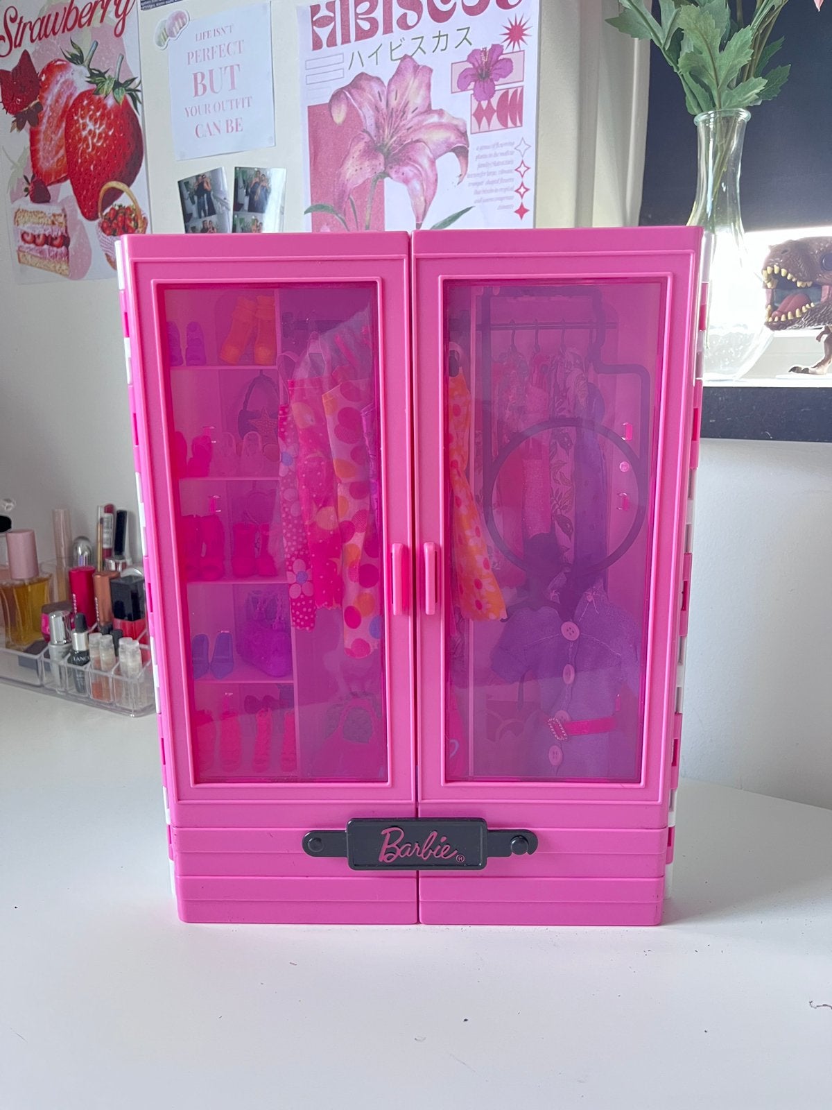 barbie kledingkast+ kleren, schoenen en meer!, Ophalen of Verzenden, Zo goed als nieuw, Barbie