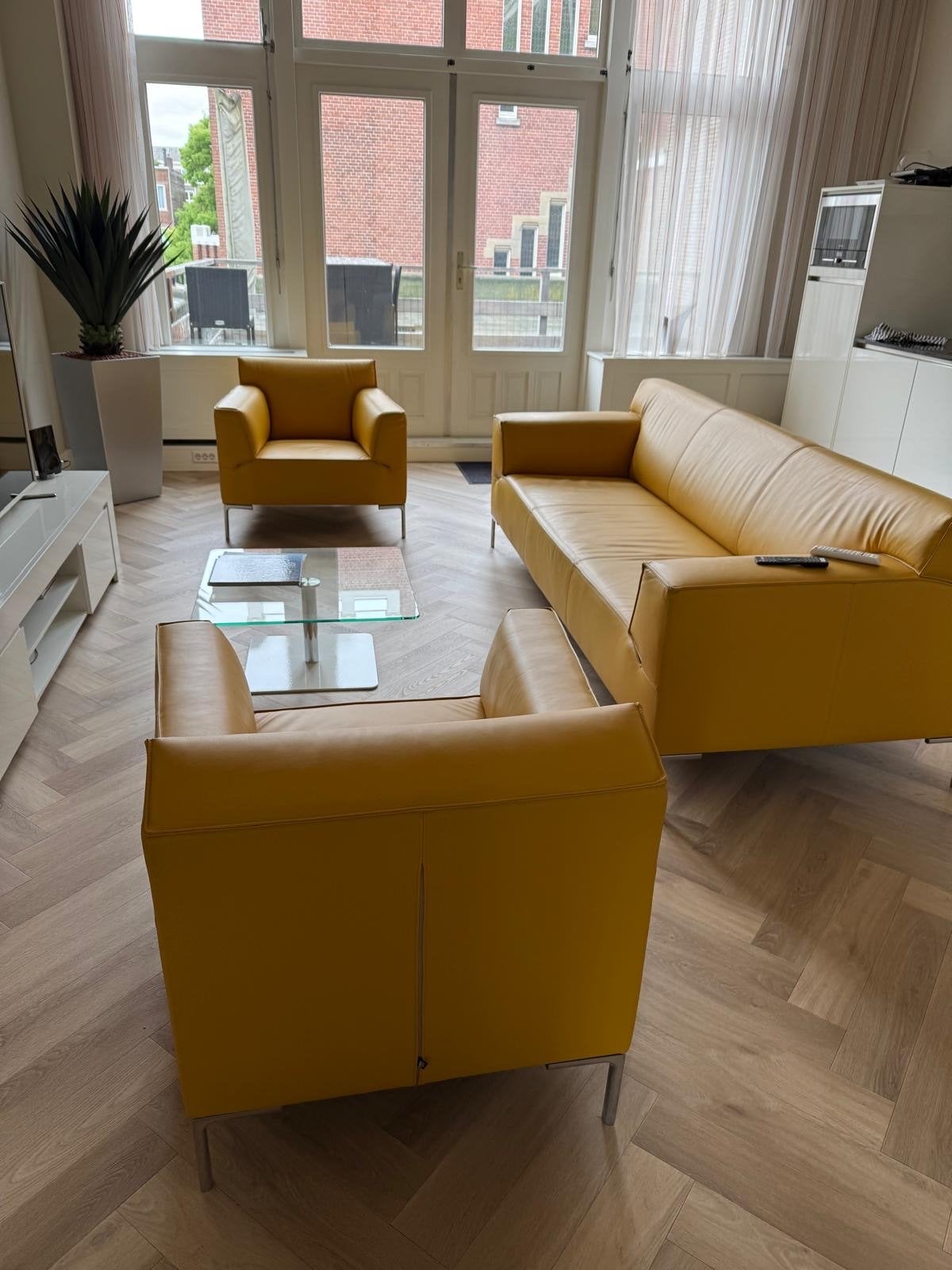 Okergele leren bank en twee fauteuils, Huis en Inrichting, Ophalen, Driepersoons, Zo goed als nieuw, Rechte bank