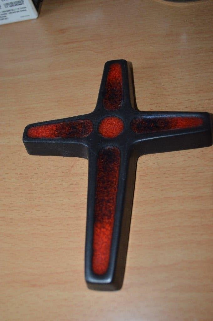 jaren 60  : mooi  ROOD  Vintage FAT-LAVA WANDKRUIS 18 cm, Ophalen of Verzenden, Nieuw, Overige typen, Christendom | Katholiek