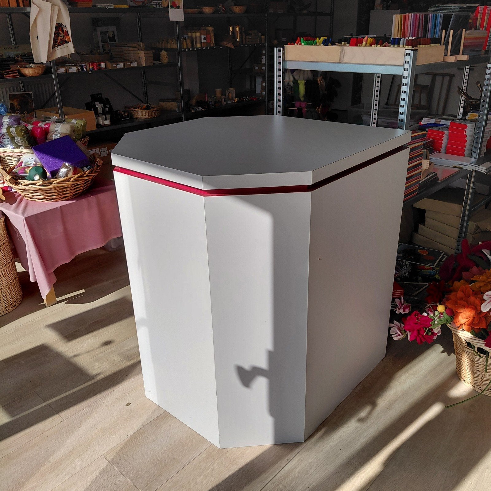 GRATIS Presentatietafel 95cm hoog, 85x85cm blad - Gebruikt, Doe-het-zelf en Verbouw, Ophalen, Overige houtsoorten, Minder dan 200 cm