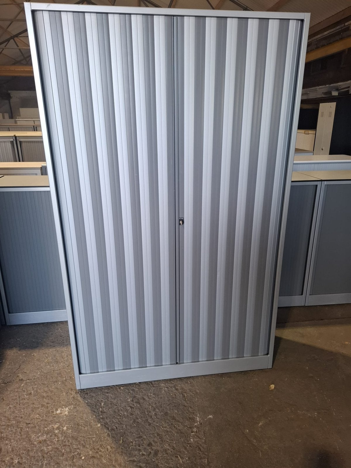 Stevige Metalen Ahrend roldeurkast met 4 legborden, Ophalen, Gebruikt, 100 tot 150 cm, Metalen Ahrend roldeurkast